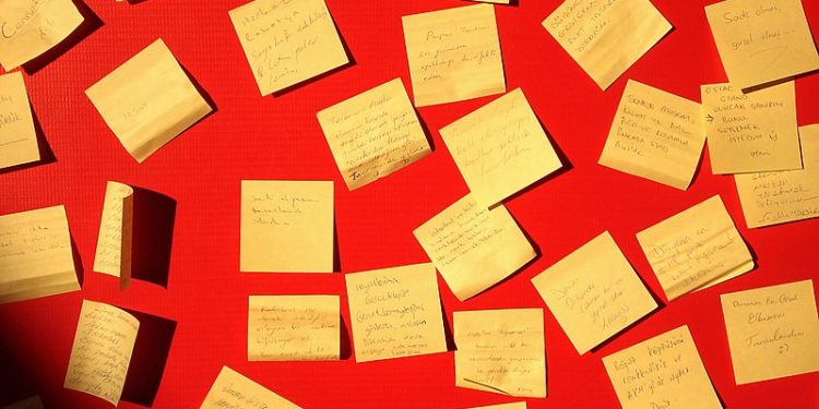 Giallo, quadrato, adesivo: la rivoluzione dei Post-it