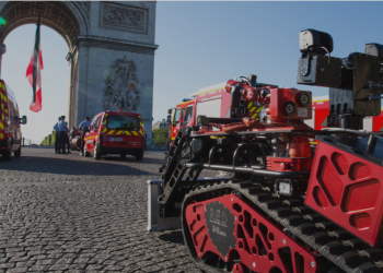 Colossus, il primo pompiere robot che ha combattuto tra le fiamme di Notre-Dame