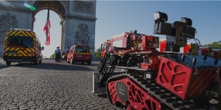 Colossus, il primo pompiere robot che ha combattuto tra le fiamme di Notre-Dame