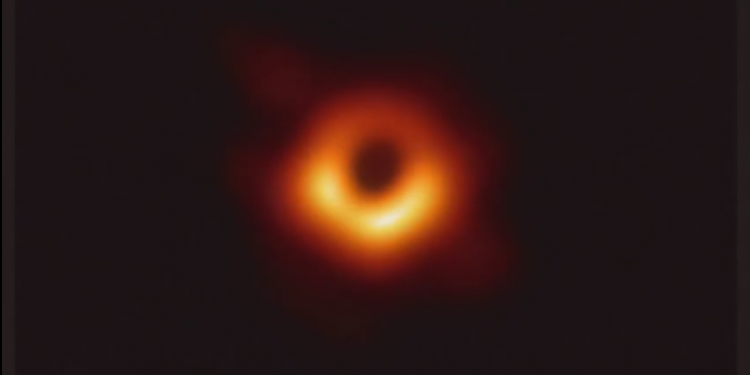 Pubblicata la prima “foto” di un buco nero: Einstein aveva ragione