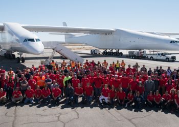 Il primo volo di Stratolaunch, l’aereo-vettore più grande del mondo