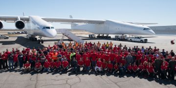 Il primo volo di Stratolaunch, l’aereo-vettore più grande del mondo
