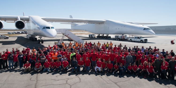 Il primo volo di Stratolaunch, l’aereo-vettore più grande del mondo
