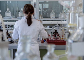 Basta aghi: sta arrivando il cerotto-vaccino contro il morbillo