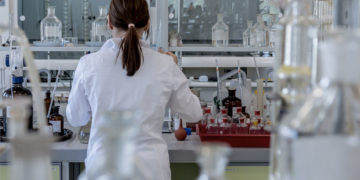 Basta aghi: sta arrivando il cerotto-vaccino contro il morbillo