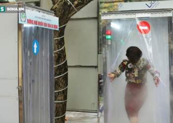 coronavirus cabina disinfettare vestiti strada