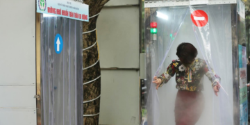 coronavirus cabina disinfettare vestiti strada