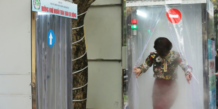 coronavirus cabina disinfettare vestiti strada