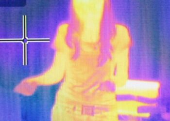 Un filtro di OnePlus 8 Pro fa  vedere attraverso plastica e vestiti