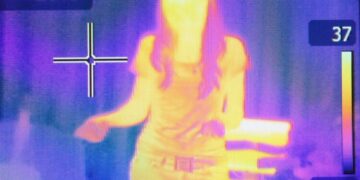 Un filtro di OnePlus 8 Pro fa  vedere attraverso plastica e vestiti