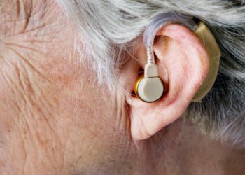 Un impianto LED senza fili ripristina l’udito nei topi