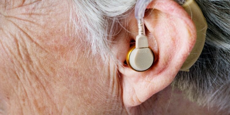 Un impianto LED senza fili ripristina l’udito nei topi