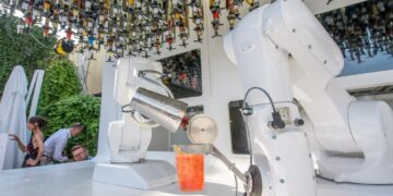 barman robot cocktails