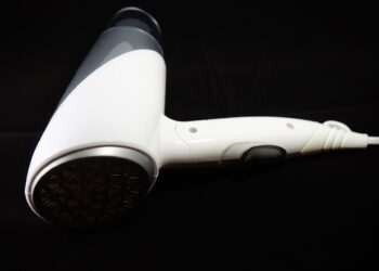 L’asciugacapelli, storia dello strumento di haircare per eccellenza