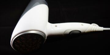 L’asciugacapelli, storia dello strumento di haircare per eccellenza