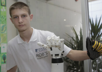 Thanos Tziatzioulis braccio robotico